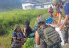 Satgas Yonif 2 Marinir Borong Hasil Tani Warga Paniai, Dorong Ekonomi Lokal Papua Tengah