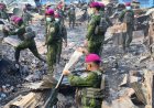 Satgas Yonif 2 Marinir dan Warga Bersihkan Puing Kebakaran Pasar Enarotali
